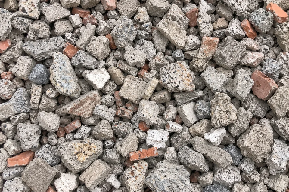 Fragmentos de hormigón y ladrillo reciclados