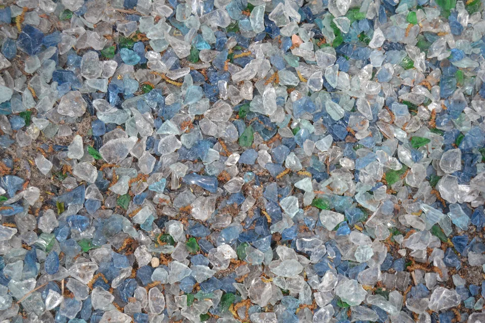 Fragmentos de vidrio de distintos colores